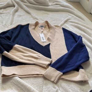 525 America Color Block V-Neck Sweater in Navy and Beige